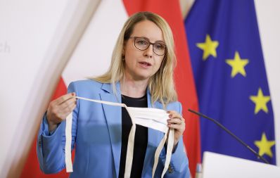Am 4. April 2020 fand ein Pressestatement zu den Maßnahmen gegen die Krise im Bundeskanzleramt statt. Im Bild Bundesministerin Margarete Schramböck.