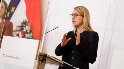 Am 7. April 2020 fand ein Pressestatement zu den Maßnahmen gegen die Krise im Bundeskanzleramt statt. Im Bild Bundesministerin Margarete Schramböck.