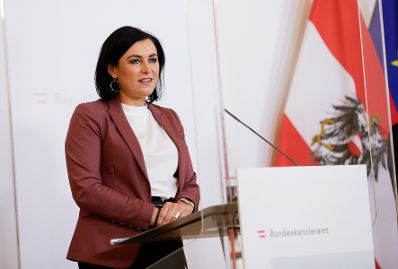 Am 7. April 2020 fand ein Pressestatement zu den Maßnahmen gegen die Krise im Bundeskanzleramt statt. Im Bild Bundesministerin Elisabeth Köstinger.