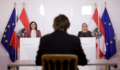 Am 7. April 2020 fand ein Pressestatement zu den Maßnahmen gegen die Krise im Bundeskanzleramt statt. Im Bild Bundesministerin Elisabeth Köstinger (l.) und Bundesministerin Margarete Schramböck (r.).