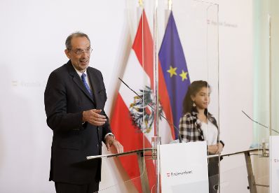 Am 8. April 2020 fand ein Pressestatement zu den Maßnahmen gegen die Krise im Bundeskanzleramt statt. Im Bild Bildungsminister Heinz Fassmann (l.) und Bundesschulsprecherin Jennifer Uzodike (r.).