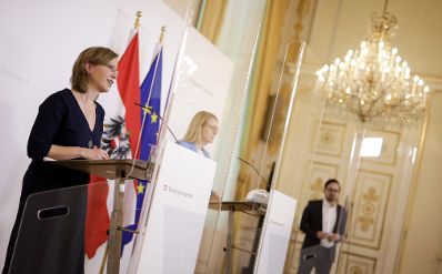 Am 9. April 2020 fand ein Pressestatement zu den Maßnahmen gegen die Krise im Bundeskanzleramt statt. Im Bild Bundesministerin Leonore Gewessler (l.), Bundesministerin Margarete Schramböck (r.).