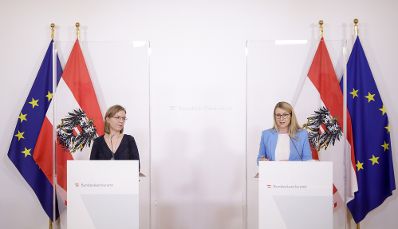 Am 9. April 2020 fand ein Pressestatement zu den Maßnahmen gegen die Krise im Bundeskanzleramt statt. Im Bild Bundesministerin Leonore Gewessler (l.), Bundesministerin Margarete Schramböck (r.).