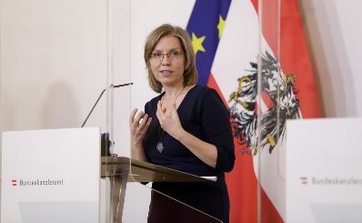Am 9. April 2020 fand ein Pressestatement zu den Maßnahmen gegen die Krise im Bundeskanzleramt statt. Im Bild Bundesministerin Leonore Gewessler.