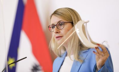 Am 9. April 2020 fand ein Pressestatement zu den Maßnahmen gegen die Krise im Bundeskanzleramt statt. Im Bild Bundesministerin Margarete Schramböck.