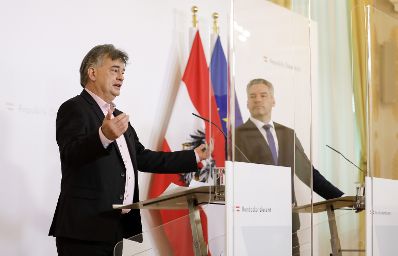 Am 15. April 2020 fand ein Pressestatement zu den Maßnahmen gegen die Krise im Bundeskanzleramt statt. Im Bild Vizekanzler Werner Kogler (l.) und Innenminister Karl Nehammer (r.).