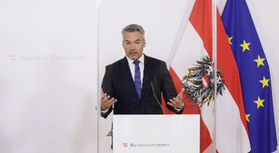 Am 15. April 2020 fand ein Pressestatement zu den Maßnahmen gegen die Krise im Bundeskanzleramt statt. Im Bild Innenminister Karl Nehammer.