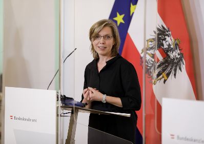 Am 16. April 2020 fand ein Pressestatement zu den Maßnahmen gegen die Krise im Bundeskanzleramt statt. Im Bild Klimaschutz-und Innovationsministerin Leonore Gewessler.