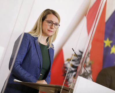 Am 16. April 2020 fand ein Pressestatement zu den Maßnahmen gegen die Krise im Bundeskanzleramt statt. Im Bild Wirtschaftsministerin Margarete Schramböck.