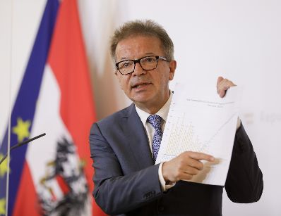 Am 16. April 2020 fand ein Pressestatement zu den Maßnahmen gegen die Krise im Bundeskanzleramt statt. Im Bild Gesundheitsminister Rudolf Anschober.