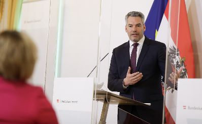 Am 16. April 2020 fand ein Pressestatement zu den Maßnahmen gegen die Krise im Bundeskanzleramt statt. Im Bild Innenminister Karl Nehammer.
