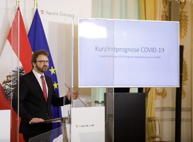 Am 17. April 2020 fand ein Pressestatement zu den Maßnahmen gegen die Krise im Bundeskanzleramt statt. Im Bild Herwig Ostermann, Geschäftsführer der Gesundheit Österreich GmbH.