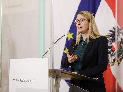 Am 20. April 2020 fand ein Pressestatement zu den Maßnahmen gegen die Krise im Bundeskanzleramt statt. Im Bild Wirtschaftsministerin Margarete Schramböck.