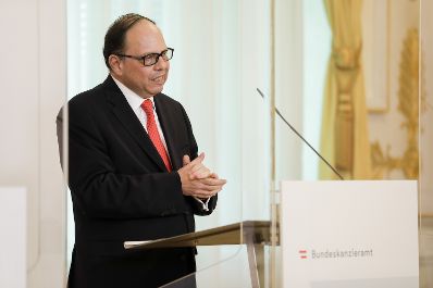 Am 21. April 2020 fand ein Pressestatement zu den Maßnahmen gegen die Krise im Bundeskanzleramt statt. Im Bild Präsident der Österreichischen Ärztekammer Thomas Szekeres.