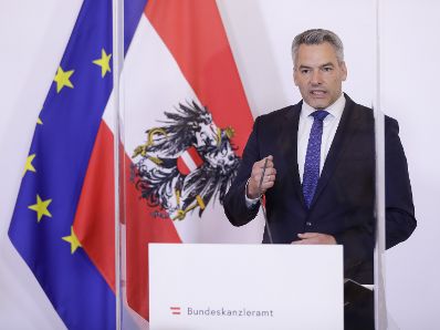 Am 8. Mai 2020 fand ein Pressestatement zu den Maßnahmen gegen die Krise im Bundeskanzleramt statt. Im Bild Innenminister Karl Nehammer.