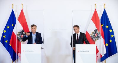 Am 15. Mai 2020 fand ein Pressestatement zu den Maßnahmen gegen die Krise im Bundeskanzleramt statt. Im Bild Vizekanzler Werner Kogler (l.) und Gesundheitsminister Rudolf Anschober (r.).