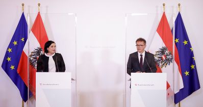 Am 18. Mai 2020 fand ein Pressestatement zu den Maßnahmen gegen die Krise im Bundeskanzleramt statt. Im Bild Tourismusministerin Elisabeth Köstinger (l.) und Gesundheitsminister Rudolf Anschober (r.).