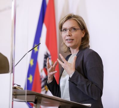 Am 22. Mai 2020 fand ein Pressestatement zu den Maßnahmen gegen die Krise im Bundeskanzleramt statt. Im Bild Klimaschutz- und Innovationsministerin Leonore Gewessler.