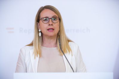Am 28. Mai 2020 fand ein Pressestatement zu den Maßnahmen gegen die Krise im Bundeskanzleramt statt. Im Bild Wirtschaftsministerin Margarete Schramböck.