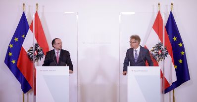 Im Bild Außenminister Alexander Schallenberg (l.) und Gesundheitsminister Rudolf Anschober (r.) beim Pressefoyer nach dem Ministerrat am 3. Juni 2020.