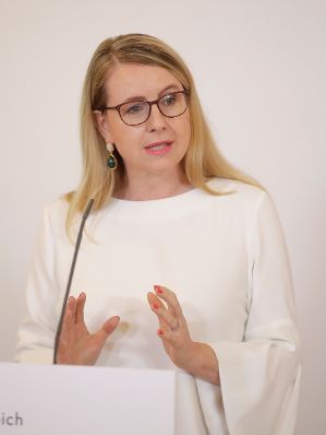 Am 26. Juni 2020 fand ein Pressestatement zu den Maßnahmen gegen die Krise im Bundeskanzleramt statt. Im Bild Wirtschaftsministerin Margarete Schramböck.