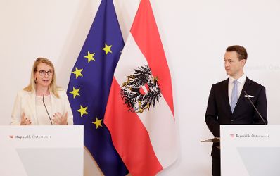 Im Bild Wirtschaftsministerin Margarete Schramböck (l.) und Finanzminister Gernot Blümel (r.) beim Pressefoyer nach dem Ministerrat am 30. Juni 2020.