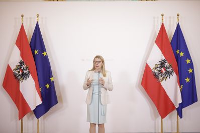Bundesministerin Margarete Schramböck (im Bild) beim Doorstep vor dem Ministerrat am 8. Juli 2020.