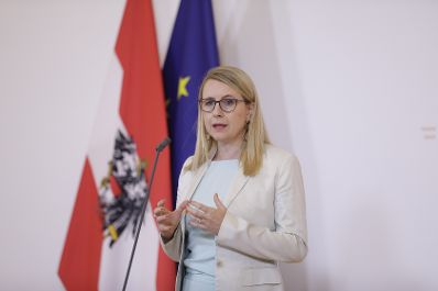Bundesministerin Margarete Schramböck (im Bild) beim Doorstep vor dem Ministerrat am 8. Juli 2020.