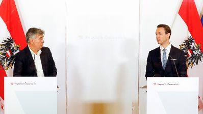 Im Bild Vizekanzler Werner Kogler und Bundesminister Gernot Blümel beim Pressefoyer nach dem Ministerrat am 7. Oktober 2020.