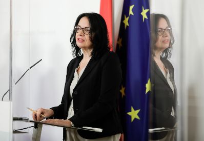 Am 6. November 2020 fand ein Pressestatement zu den Maßnahmen gegen die Krise im Bundeskanzleramt statt. Im Bild Staatssekretärin Andrea Mayer.
