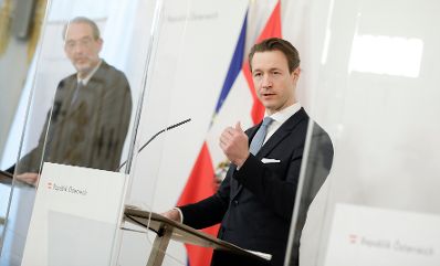 Am 2. Dezember 2020 fand ein Pressestatement zu den Maßnahmen gegen die Krise im Bundeskanzleramt statt. Im Bild Bundesminister Gernot Blümel (r.) und Bundesminister Heinz Faßmann (l.).