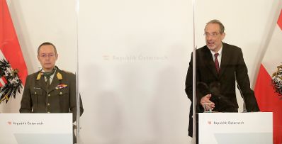 Am 7. Dezember 2020 fand ein Pressestatement zu den Maßnahmen gegen die Krise im Bundeskanzleramt statt. Im Bild Bundesminister Heinz Faßmann (r.) und Generalmajor Rudolf Striedinger (l.).