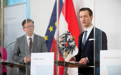 Im Bild Bundesminister Rudolf Anschober (l.) und Bundesminister Gernot Blümel (r.) beim Pressefoyer nach dem Ministerrat am 17. Februar 2021.
