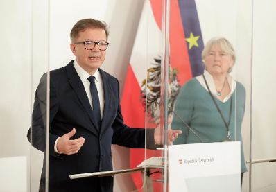 Am 19. Februar 2021 fand eine Pressekonferenz zum Thema "1 Jahr Pandemie in Österreich“ statt. Im Bild Bundesminister Rudolf Anschober (l.) und Virologin Elisabeth Puchhammer-Stöckl (r.).