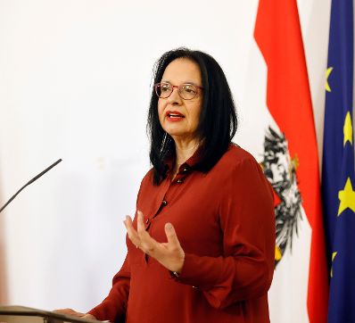 Im Bild Bundesminister Staatssekretärin Andrea Mayer (r.) nach dem Ministerrat am 10. März 2021.