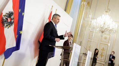Am 15. März 2021 fand eine Pressekonferenz zur Neuaufstellung des Verfassungsschutzes in Österreich statt. Im Bild Bundesminister Karl Nehammer (l.) und Klubobfrau Sigrid Maurer (r.).