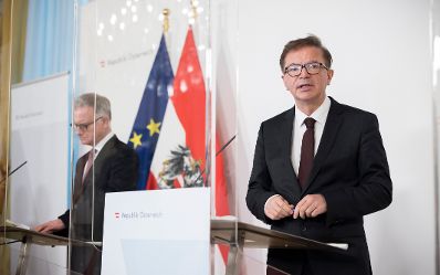Am 19. März 2021 fand eine Pressekonferenz zur Präsentation des Obersten Sanitätsrats statt. Im Bild Bundesminister Rudolf Anschober (r.) und der gewählte Präsident des Obersten Sanitätsrats Markus Müller.