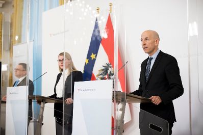 Im Bild (v.r.n.l.) Bundesminister Martin Kocher, Bundesministerin Margarete Schramböck und Klubobmann August Wöginger nach dem Ministerrat am 7. April 2021.