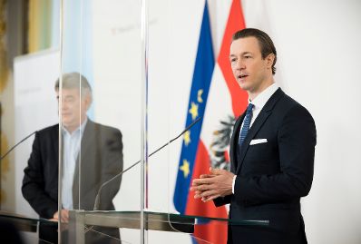 Im Bild Vizekanzler Werner Kogler (l.) und Bundesminister Gernot Blümel (r.) nach dem Ministerrat am 5. Mai 2021.