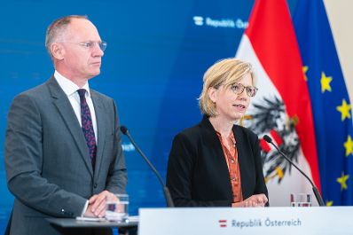 Am 14. Juni 2023 nahmen Bundesministerin Leonore Gewessler (r.) und Bundesminister Gerhard Karner (l.) am Pressefoyer nach dem Ministerrat teil.