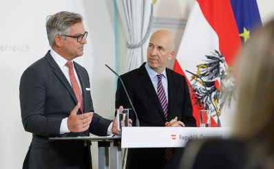 Am 28. Juni 2023 nahmen Bundesminister Martin Kocher (r.) und Bundesminister Magnus Brunner (l.) am Pressefoyer nach dem Ministerrat teil.