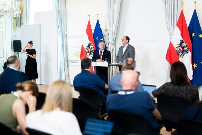 Am 13. September 2023 nahmen Bundesminister Johannes Rauch (r.) und Klubobmann August Wöginger (l.) am Pressefoyer nach dem Ministerrat teil.