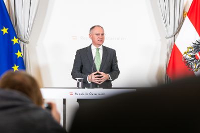 Am 21. Februar 2024 nahm Bundesminister Gerhard Karner (im Bild) am Doorstep vor dem Ministerrat teil.