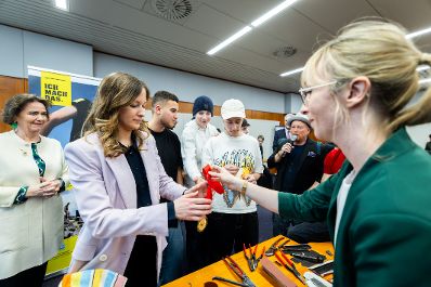 Am 07. März 2024 nahm Staatssekretärin Claudia Plakolm (2.v.l.) im Rahmen der Skills Week Marketplace an der "Best of Talent" Lehrlingsgala in der Wirtschaftskammer Österreich teil.