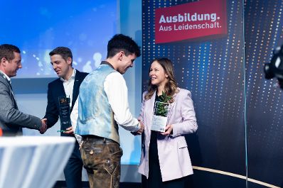 Am 07. März 2024 nahm Staatssekretärin Claudia Plakolm (r.) im Rahmen der Skills Week Marketplace an der "Best of Talent" Lehrlingsgala in der Wirtschaftskammer Österreich teil.