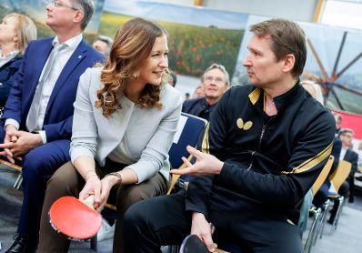 Am 15. März 2024 besuchte Staatssekretärin Claudia Plakolm (2.v.l.) im Rahmen ihres Bundesländertages die Eröffnung der Sportmesse in Ried.