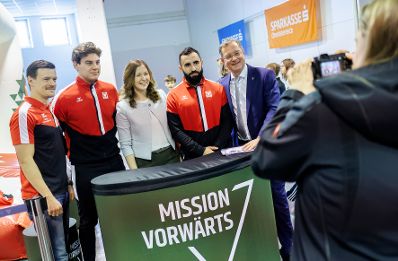 Am 15. März 2024 besuchte Staatssekretärin Claudia Plakolm (3.v.l.) im Rahmen ihres Bundesländertages die Eröffnung der Sportmesse in Ried.