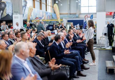 Am 15. März 2024 besuchte Staatssekretärin Claudia Plakolm (r.) im Rahmen ihres Bundesländertages die Eröffnung der Sportmesse in Ried.