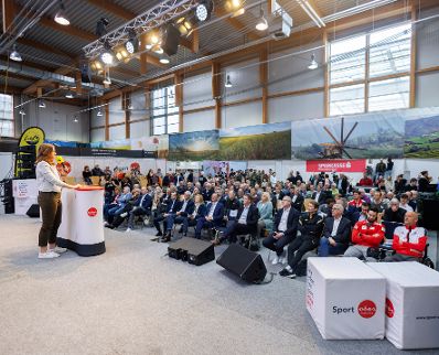 Am 15. März 2024 besuchte Staatssekretärin Claudia Plakolm (l.) im Rahmen ihres Bundesländertages die Eröffnung der Sportmesse in Ried.