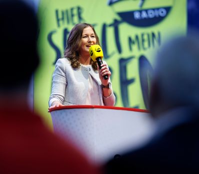 Am 15. März 2024 besuchte Staatssekretärin Claudia Plakolm (im Bild) im Rahmen ihres Bundesländertages die Eröffnung der Sportmesse in Ried.